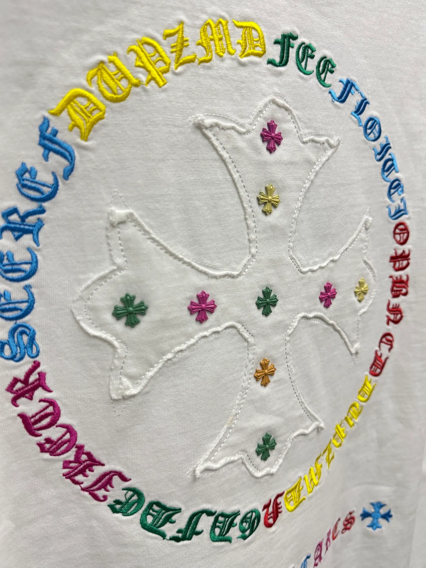 P230 top version, real shot without P, ​​different from market currency) 𝗖𝗵𝗿𝗼𝗺𝗲 𝗛𝗲𝗮𝗿𝘁𝘀/Croxin 2026 spring new original single counter American color thread embroidery couple short sleeves 👑The highest version! Customized fabric 320 grams, best-selling model at the counter, very comfortable to wear. Accessories: original molded and authenticated collar label ➕ 100% silk wash water label. Genuine purchase-grade original hangtag➕matching hanging rope➕3D hanging beads➕original packaging bag. Craftsmanship: The original version has consistent wiring! The highest version of the armhole matching technique! Color: White Black Size: S M L XL Style No.: 5203